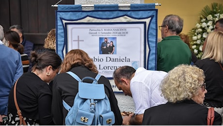 Chiesa gremita per i funerali della strage di Paderno Dugnano. Un uomo tenta di parlare dal pulpito: bloccato