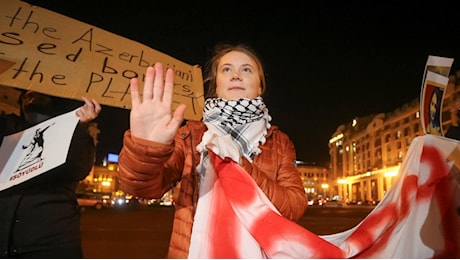 La protesta di Greta Thunberg, a Tbilisi contro la Cop29 di Baku e le “elezioni rubate” in Georgia