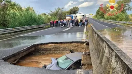 Maltempo in Calabria, cede un tratto della Strada statale 280 “Dei due mari”: passeggeri salvi