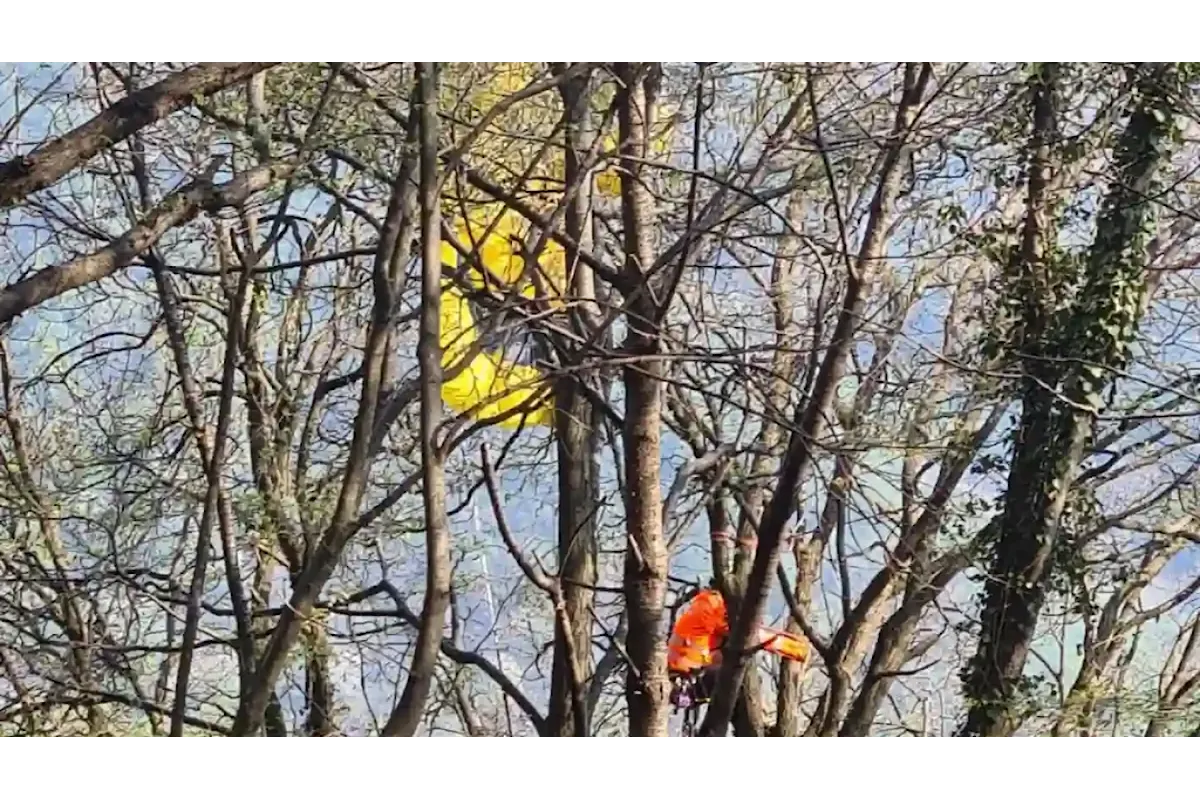 Incidente in parapendio, una donna rimane impigliata tra i rami di un albero: recuperata con l’elisoccorso