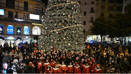 A Salerno «Luci d'Artista» entra nel vivo: acceso l'albero di Natale in piazza Portanova, tanti i visitatori