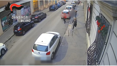 Quattro vittime in mezz'ora: ladri ripresi in video durante le rapine a Milano