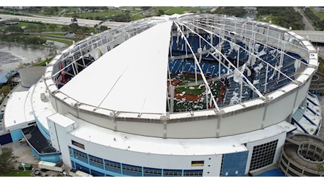 L'uragano Milton scoperchia il Tropicana Field, lo stadio dei Tampa Bay D-Rays di baseball