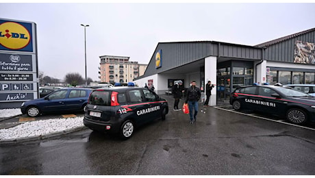 Accoltellata dal marito dopo una lite nel parcheggio di un supermercato, 39enne in fin di vita. L'aggressione sotto gli occhi impauriti dei clienti