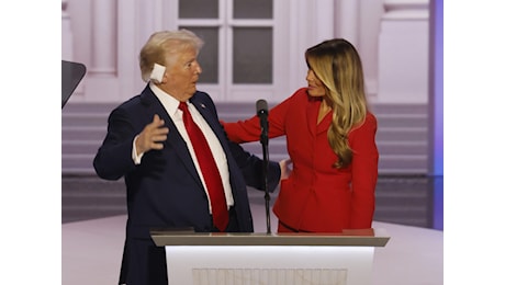Trump e Melania, il video del bacio 'al Var'