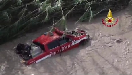 Ecco il fuoristrada dei vigili del fuoco in cui è morto Antonio Ciccorelli: trascinato dal fiume di acqua e fango