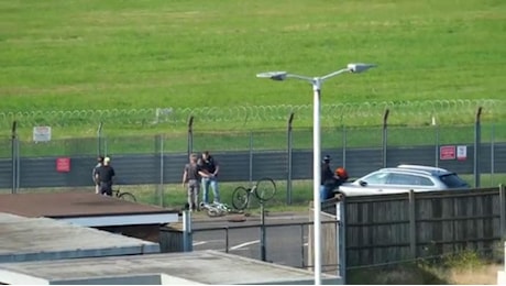 Da Heathrow a Colonia, arresti e blocchi negli aeroporti: la rivolta degli attivisti climatici