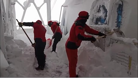 Gran Sasso, il video dei soccorritori girato prima di riuscire a scendere a valle con la funivia