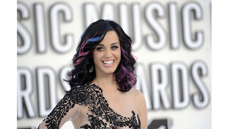 Katy Perry e la futura moglie di Jeff Bezos lunedì partiranno per lo spazio con un equipaggio al femminile