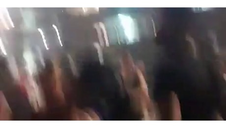 Crolla un ballatoio alle Vele di Scampia. 2 morti e 13 feriti | video