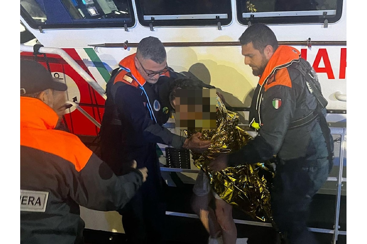 Santa Cesarea Terme, turista belga di 12 anni trascinata in mare da un'onda mentre si scatta un selfie: salvata dalla guardia costiera