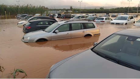 Alluvione Lamezia Terme, oltre 150 macchine sommerse. Lo sfogo: “bloccati sui social dopo aver chiesto aiuto” | FOTO