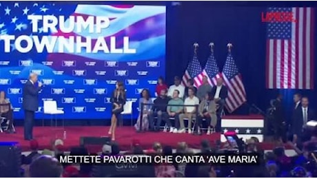 Trump interrompe il comizio: «Non facciamo domande, mettete Pavarotti che canta Ave Maria»