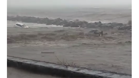 Maltempo nel Catanese, alluvione tra Giarre e Riposto: auto trascinate in mare e frane