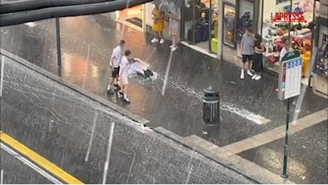 Maltempo a Roma, allerta arancione: nelle previsioni meteo pioggia e fulmini. Il Comune: «State alla larga da ponti e alberi»