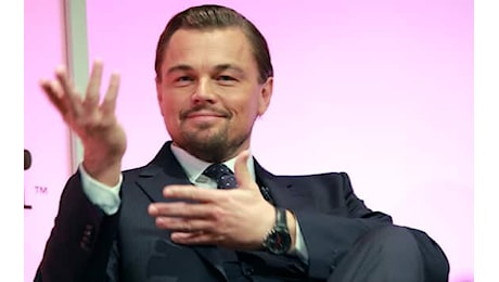 Crede di incontrare Leonardo DiCaprio a Cannes e paga 6mila euro: la truffa sui social