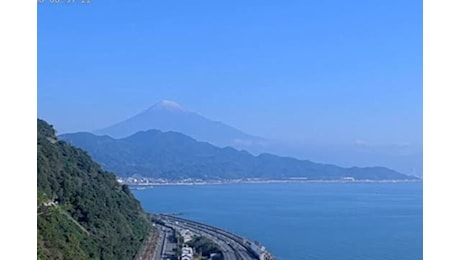 Finalmente la neve sul Monte Fuji che domina Tokyo