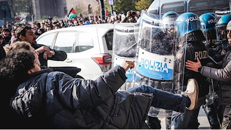 No Meloni day, 400 studenti in piazza: cartelli Pro-Pal con politici insanguinati, Schlein compresa