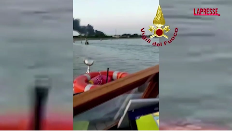VIDEO Venezia, due imbarcazioni in fiamme a Murano: l'intervento dei vigili del fuoco- LaPresse