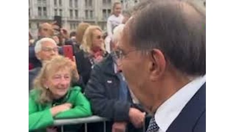 VIDEO: Bagno di folla per La Russa a Trieste, strette di mano e saluti tra la gente