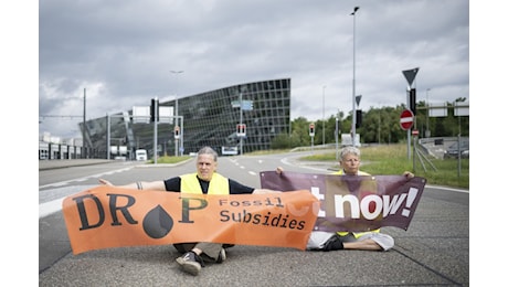 Attivisti per il clima bloccano una strada per l'aeroporto di Zurigo