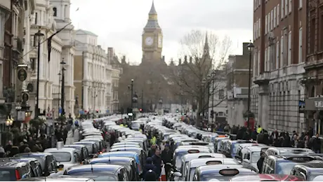 UK: schiaffo alle auto benzina e Diesel. Multe folli e ricatti per spingere l’elettrico a tutti i costi