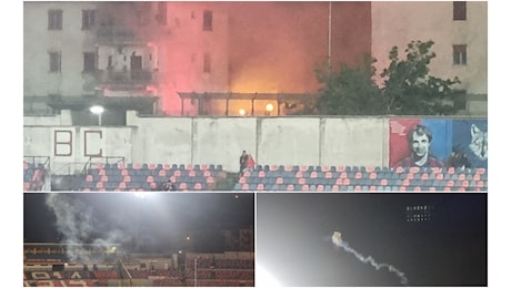 Razzi lanciati dall’esterno del Marulla sul terreno. Cosenza-Cesena sospesa due volte