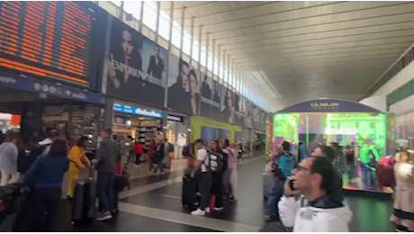 Roma Termini, turisti bloccati dallo sciopero dei treni. Vittoria: «È il mio compleanno, lo passo qui in stazione»