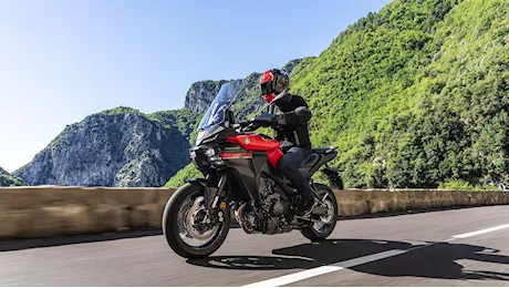 Yamaha Tracer 9 Y-AMT 2025: disponibile dai concessionari la nuova crossover giapponese