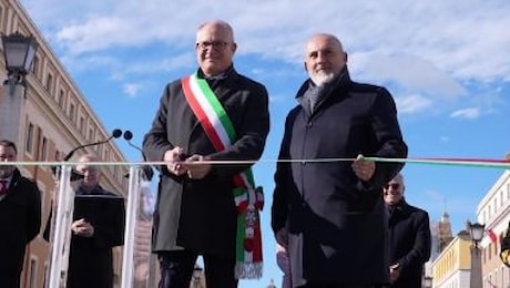 Gualtieri taglia il nastro tricolore all'inaugurazione di Piazza Pia a Roma