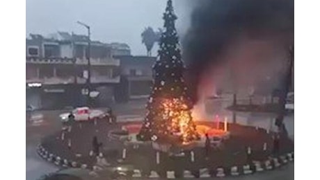 Ad Hama una Vigilia carica di tensione, dato alle fiamme l’albero di Natale: proteste dei cristiani a Damasco