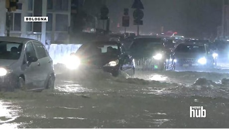 Alluvione a Bologna, le auto avanzano tra le onde