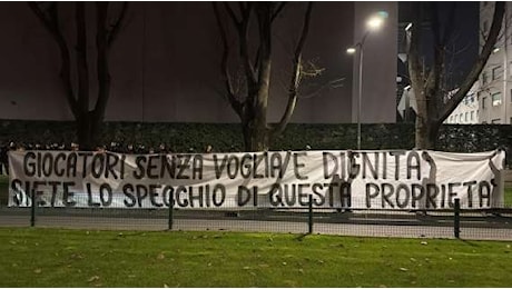 Protesta Curva Sud e AIMC alla festa del Milan: Giocatori senza voglia e dignità, siete lo specchio di questa proprietà”