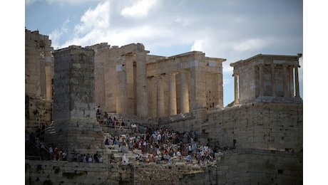 Bomba in centro ad Atene, esplosione nella notte