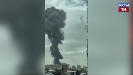 Raid di Israele in Yemen: colpiti l'aeroporto di Sana'a, una centrale elettrica e una fabbrica