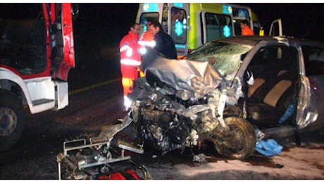 Incidente frontale tra auto alle porte di Roma, muore un 25enne. E sulla Tiburtina perde la vita un ciclista di 30 anni