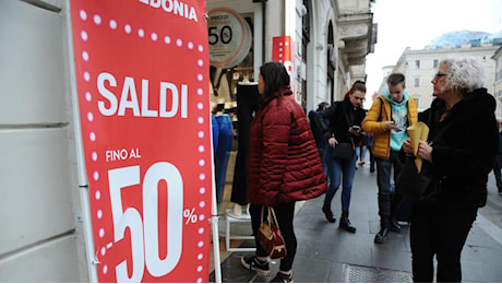 Saldi a Roma, partenza positiva ma il fatturato 2024 è in rosso. Confesercenti: «Si spenderanno 218 euro a famiglia»