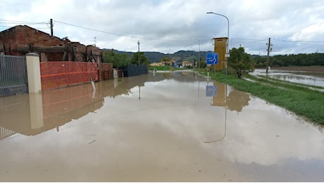 Nubifragi in Toscana, esonda anche il fiume Cecina. Giani: «Chiederò lo stato di calamità nazionale»