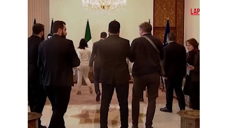 VIDEO: Al-Jolani incontra Barrot e Baerbock, ma non stringe la mano alla ministra tedesca