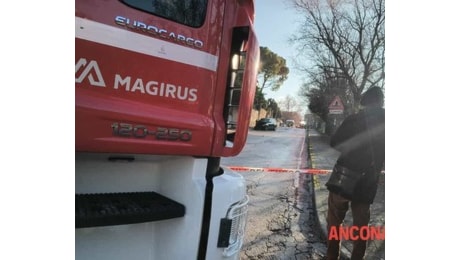 Un'auto si schianta a Torrette: due persone decedute, fuga di gas in tutto il quartiere