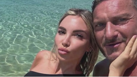 Francesco Totti 'risponde' a Ilary Blasi, la dedica tenerissima per Noemi e i figli. Cosa ha detto