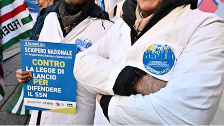 Sciopero dei medici il 20 novembre contro la manovra: «17 euro in più al mese? Ogni giorno 14 colleghi lasciano il sistema sanitario»