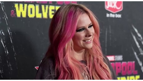 Avril Lavigne protagonista sul red carpet di Deadpool & Wolverine a New York