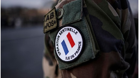 Militare dell'antiterrorismo accoltellato a Parigi alla Gare de l'Est, ferito alla spalla: fermato un sospetto