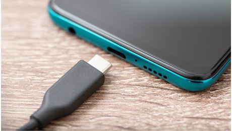 Caricabatterie unico obbligatorio da oggi sabato 28 dicembre: cos’è Usb-C e cosa cambia per i cellulari