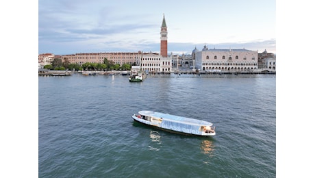 A Venezia inaugurato il vaporetto di vetro carico di opere di Murano