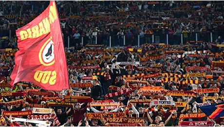 La Curva Sud espone il suo striscione per Natale: Nelle stagioni più buie c'è sempre un bagliore: chi resta al suo posto con la Roma nel cuore!