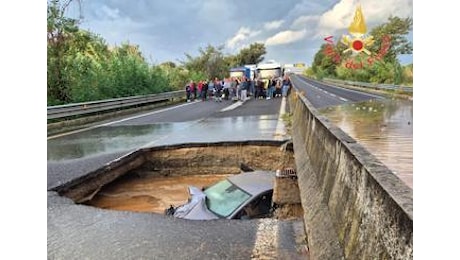 Maltempo Calabria, auto in un cratere a Lamezia Terme: passeggeri in salvo