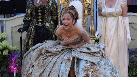 Jennifer Lopez: festa di compleanno a tema Bridgerton SENZA Ben Affleck, video e foto