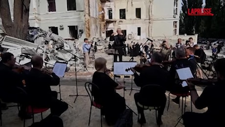 Kiev, l'orchestra suona sulle rovine dell'ospedale pediatrico